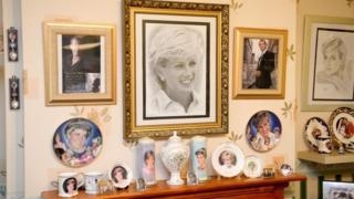 英国戴安娜王妃车祸逝世20周年 “戴粉”展示收藏品